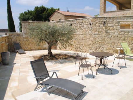 Plage de piscine en pierre