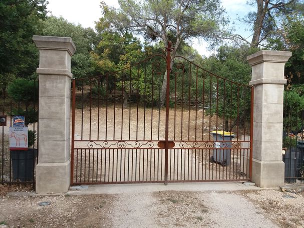 Pilers en pierre vieillis