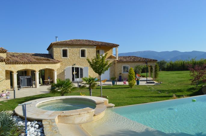 Margelles jacuzzi taillées en arrondi