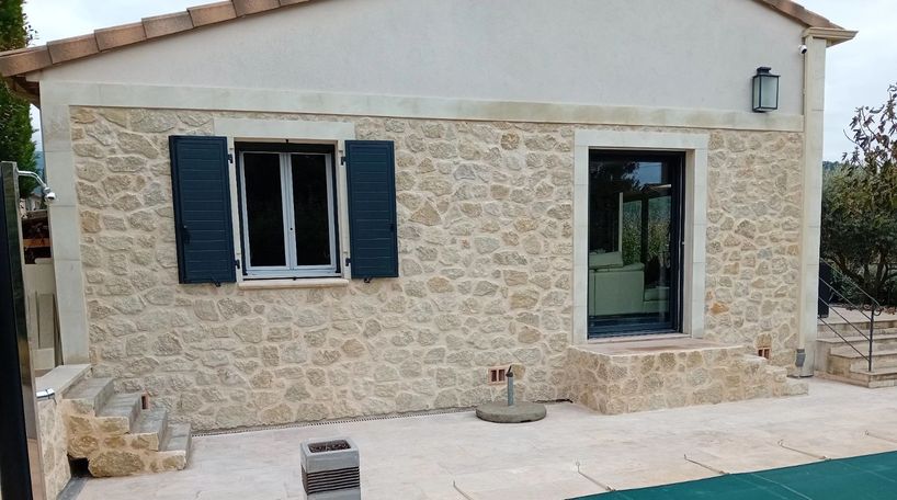 Façade en parement pierre brute tout venant jointée