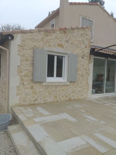 Façade en parement pierre brute tout venant