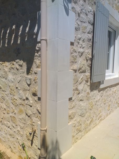 Parement en pierre brute tout venant avec chaine d'angle sciée