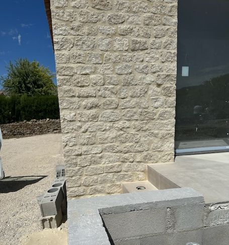 Parement en pierre éclatée jointé