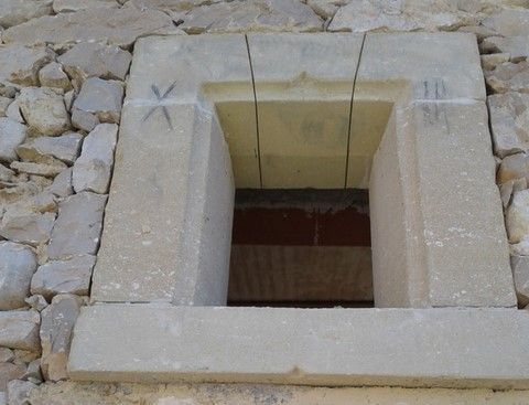 Encadrement en pierre massive