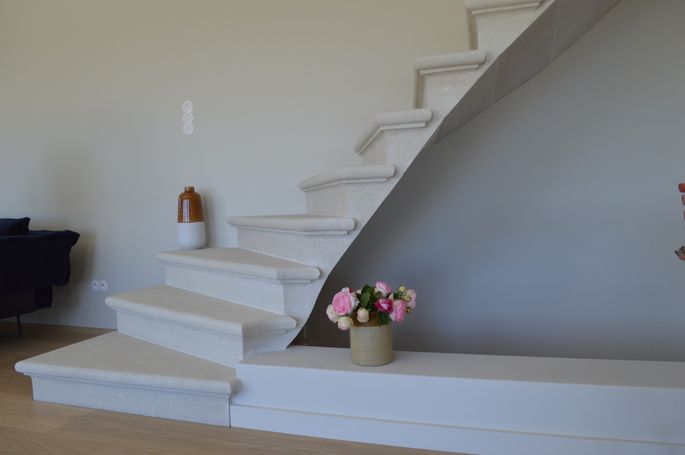 Escalier en pierre massive taillée