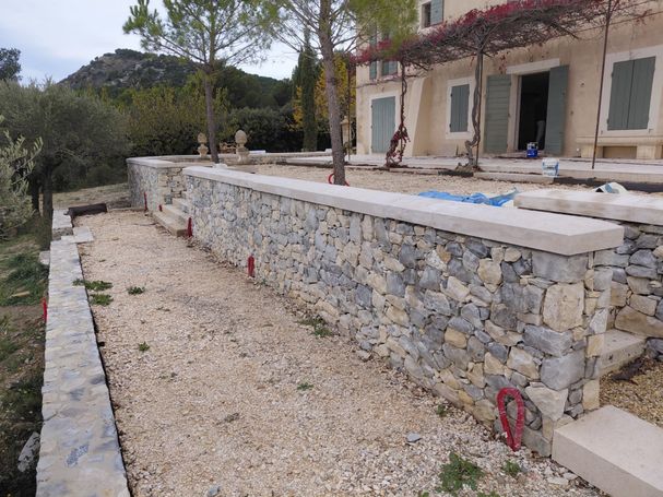 Pierre de Puygiron et couvertine en pierre du Maroc