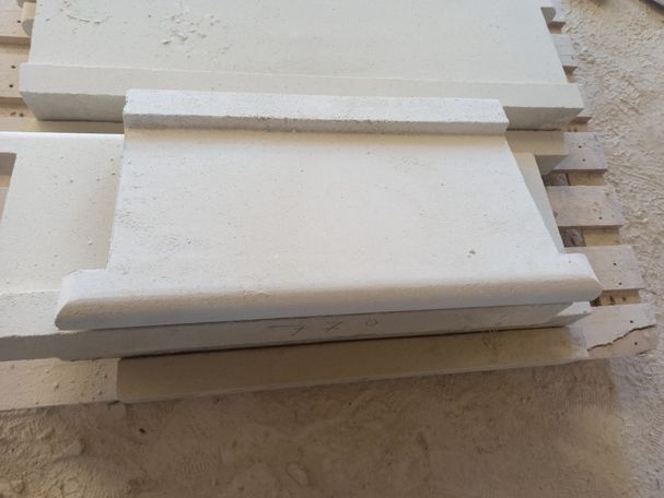 Appuis de fenêtre en pierre avec arrondi complet et oreilles