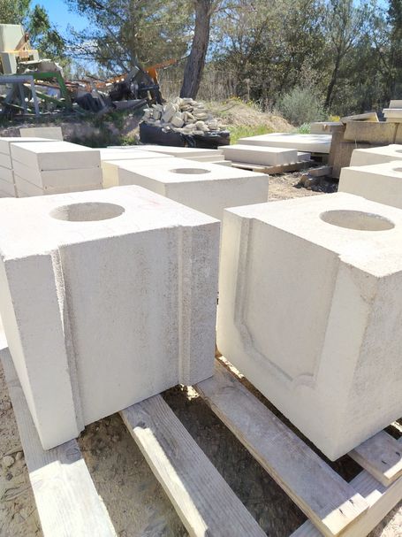 Fût de pilier avec plastron taillé