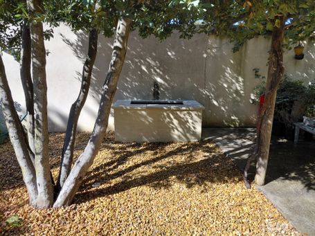 Fontaine murale en pierre rectangulaire