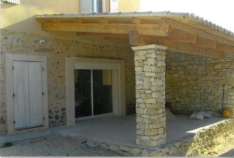 Pilier en pierre à bâtir support de toiture