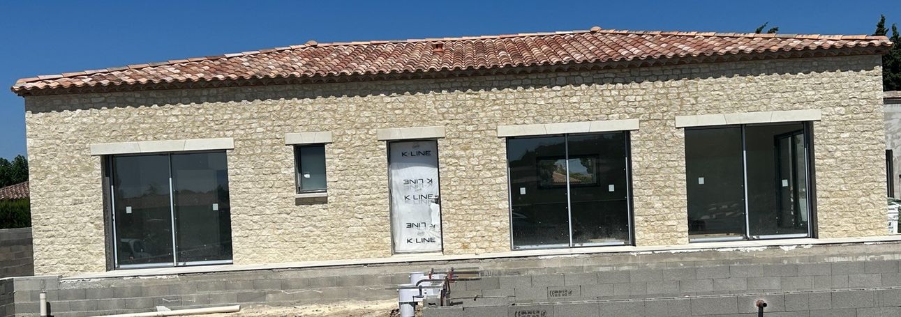 Façade en parement pierre éclatée jointée